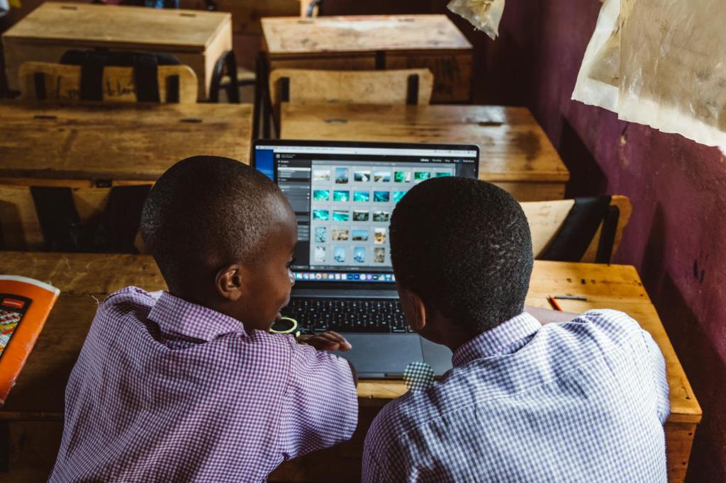 Digital Sherpa sbarca in famiglia: tre serate tra tutela dei minori, SPID e Intelligenza Artificiale